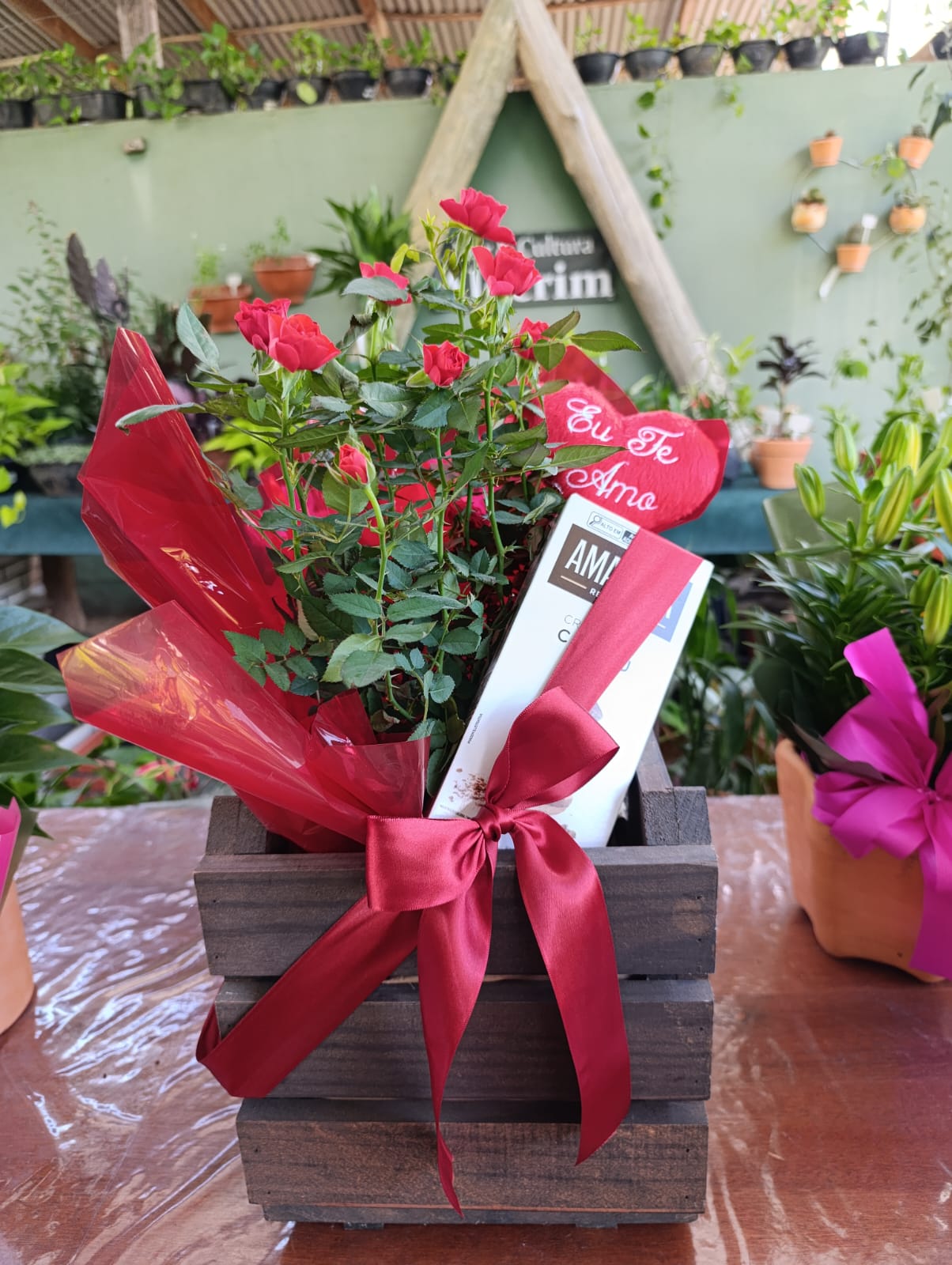 Caixa com rosas e Amandita