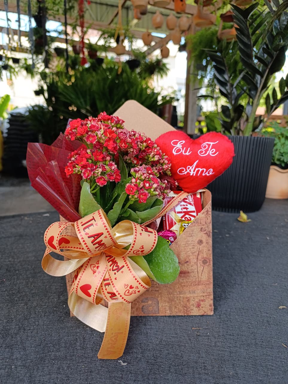Kit Namorados — caixa com flor, chocolate e coração de pelúcia